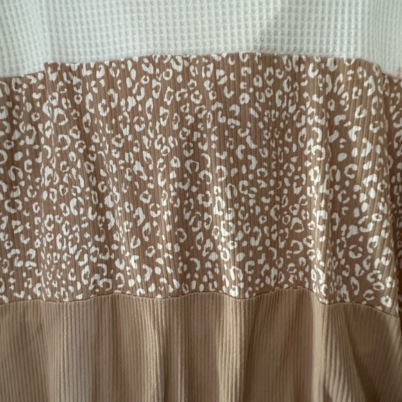 Above and beyond Beige & White Animal Print Tie Up Size Large -no tags- - Picture 4 of 4